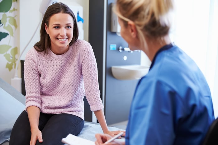 Female-Patient-And-Rad-Tech-Consultation-In-Hospital Room