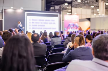 audience-listening-to-presentation-at-a-tradeshow