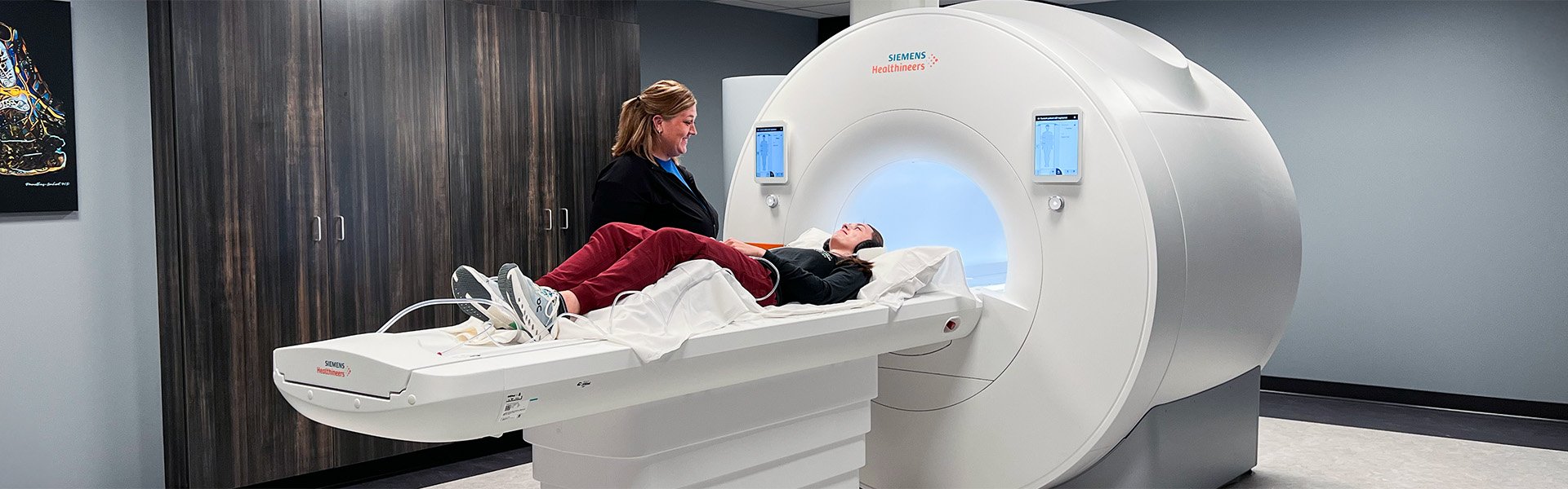 Radiologic technologist assisting a patient a MRI scan on the MAGNETOM Free.Max